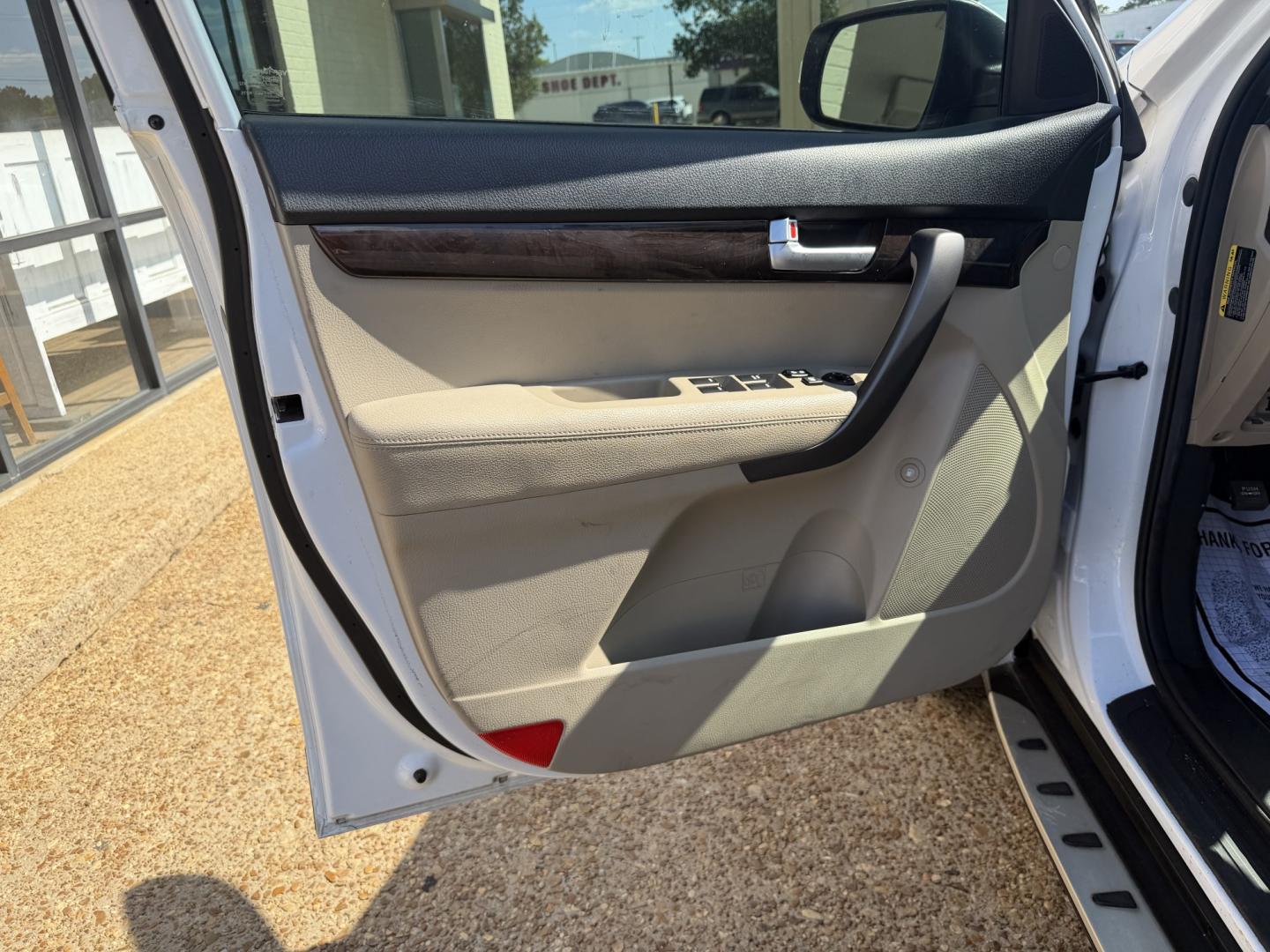 2014 WHITE KIA SORENTO LX (5XYKT3A60EG) , located at 922 W. Beacon St., Philadelphia, MS, 39350, (601) 650-3675, 32.770447, -89.127151 - Photo#8