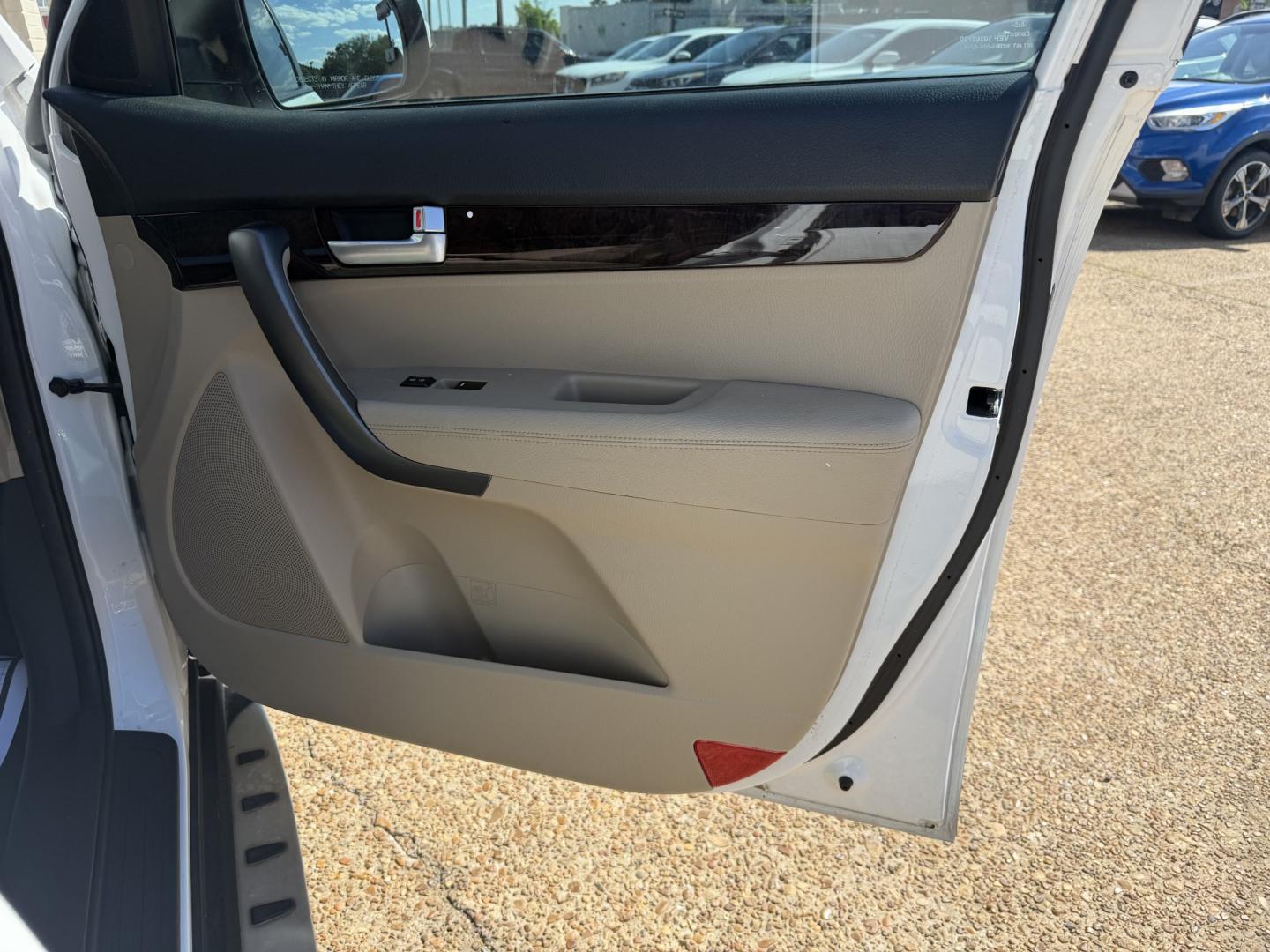 2014 WHITE KIA SORENTO LX (5XYKT3A60EG) , located at 922 W. Beacon St., Philadelphia, MS, 39350, (601) 650-3675, 32.770447, -89.127151 - Photo#11