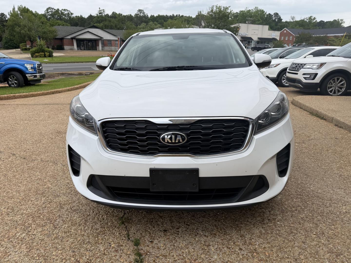 2019 WHITE KIA SORENTO LX (5XYPG4A36KG) , located at 922 W. Beacon St., Philadelphia, MS, 39350, (601) 650-3675, 32.770447, -89.127151 - Photo#1