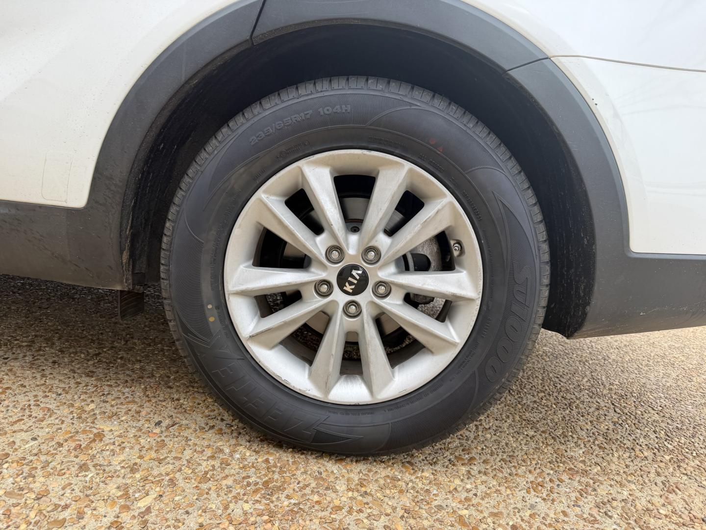 2019 WHITE KIA SORENTO LX (5XYPG4A36KG) , located at 922 W. Beacon St., Philadelphia, MS, 39350, (601) 650-3675, 32.770447, -89.127151 - Photo#7