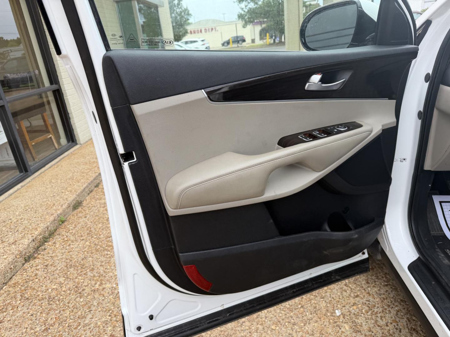 2019 WHITE KIA SORENTO LX (5XYPG4A36KG) , located at 922 W. Beacon St., Philadelphia, MS, 39350, (601) 650-3675, 32.770447, -89.127151 - Photo#8