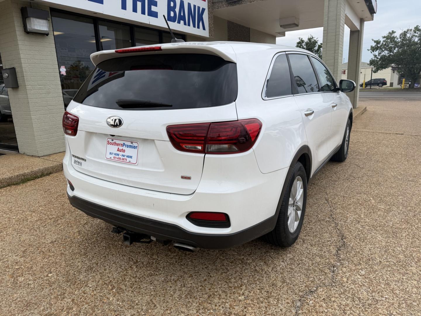 2019 WHITE KIA SORENTO LX (5XYPG4A36KG) , located at 922 W. Beacon St., Philadelphia, MS, 39350, (601) 650-3675, 32.770447, -89.127151 - Photo#5