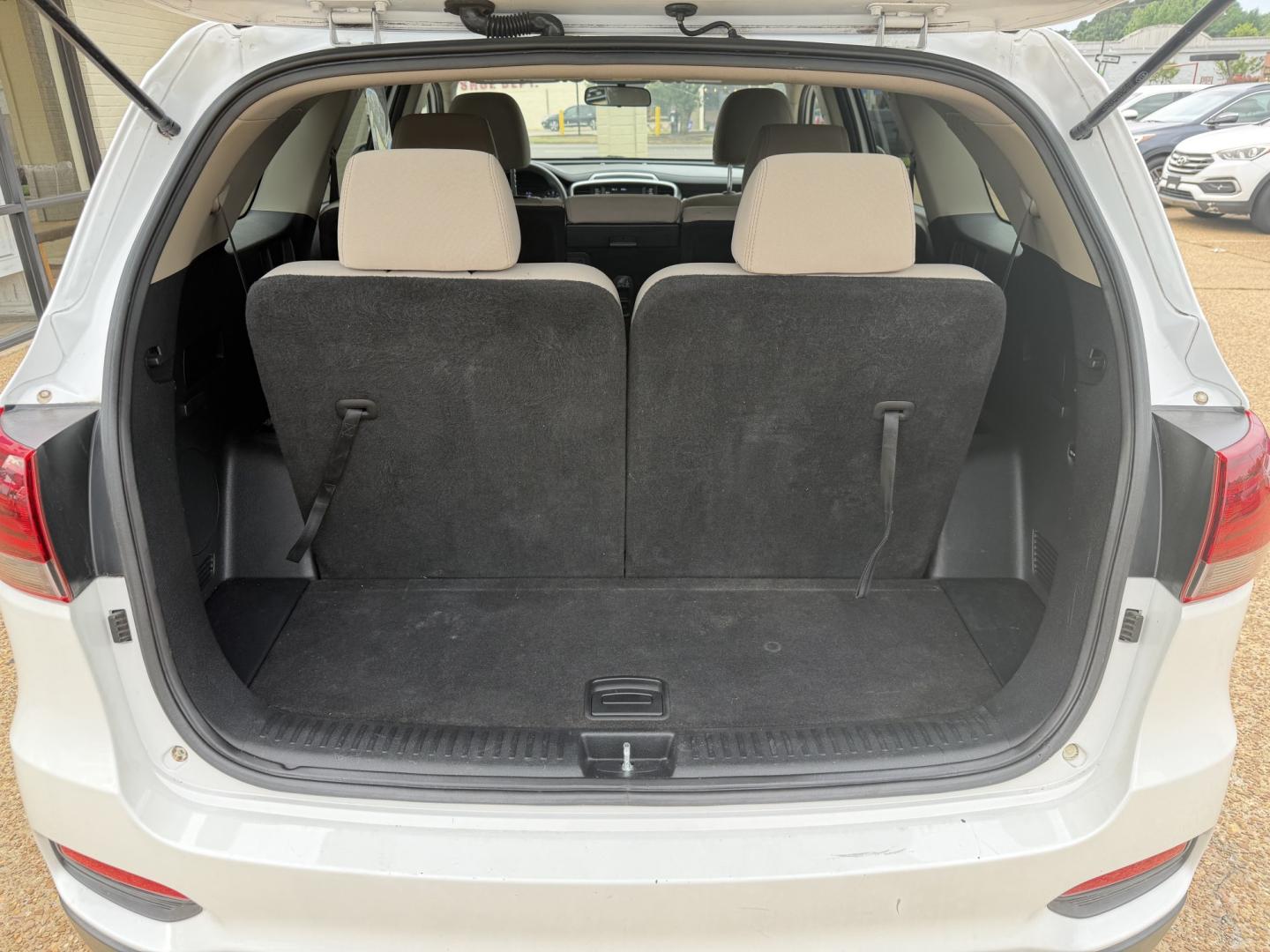 2019 WHITE KIA SORENTO LX (5XYPG4A36KG) , located at 922 W. Beacon St., Philadelphia, MS, 39350, (601) 650-3675, 32.770447, -89.127151 - Photo#19