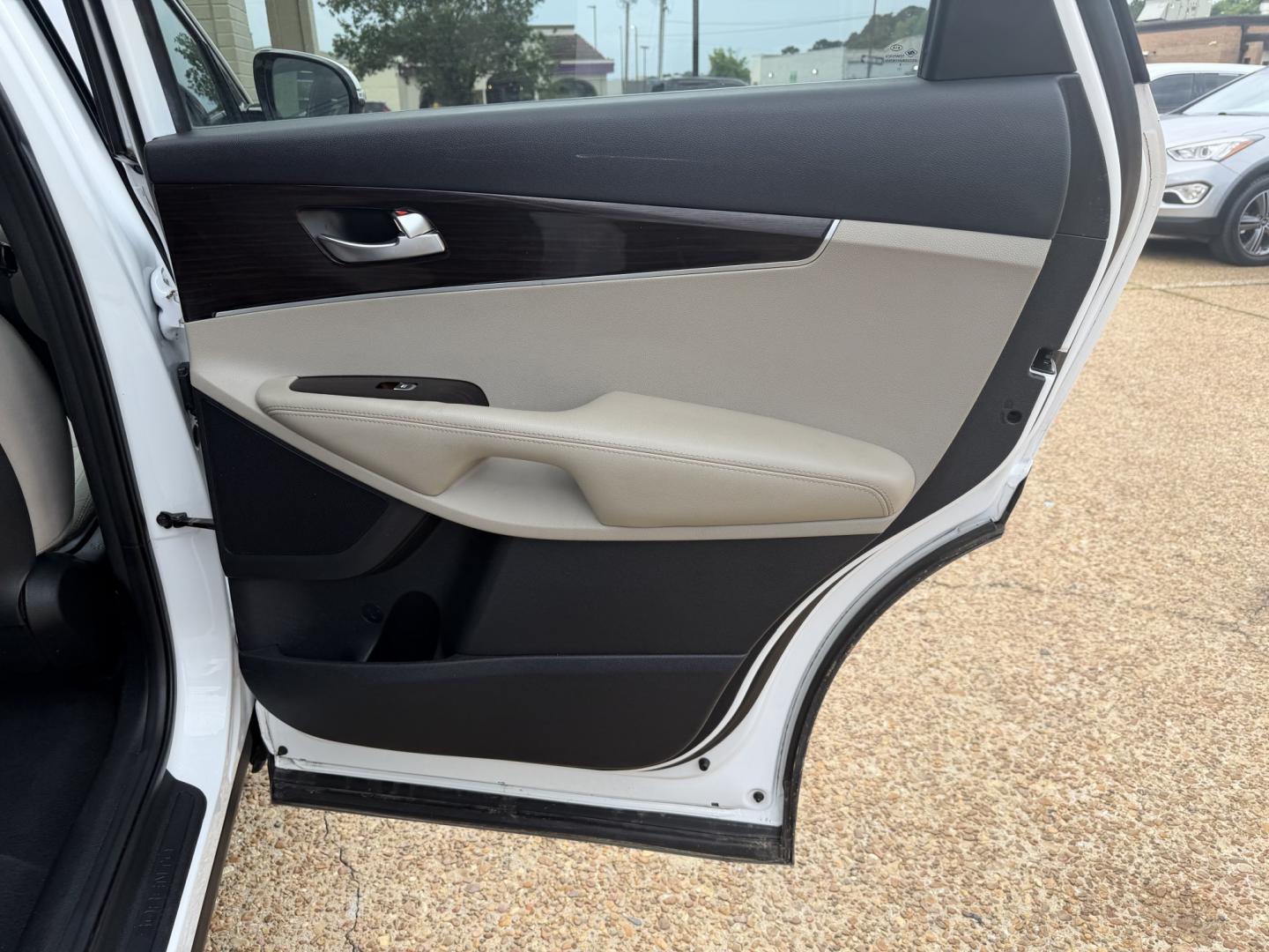 2019 WHITE KIA SORENTO LX (5XYPG4A36KG) , located at 922 W. Beacon St., Philadelphia, MS, 39350, (601) 650-3675, 32.770447, -89.127151 - Photo#15