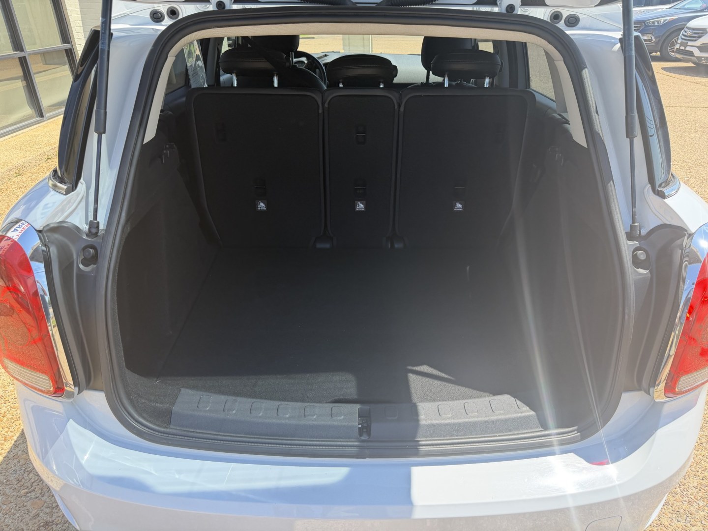 2018 WHITE MINI COUNTRYMAN BASE COUNTRYMAN BASE (WMZYS7C32J3) with an 1.5L 3CYL engine, located at 922 W. Beacon St., Philadelphia, MS, 39350, (601) 650-3675, 32.770447, -89.127151 - Photo#18