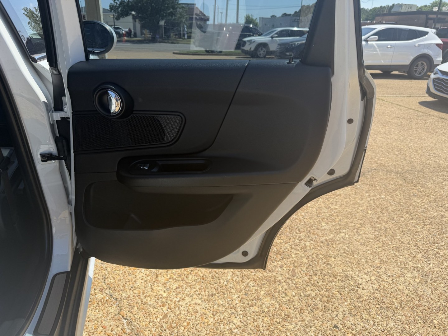 2018 WHITE MINI COUNTRYMAN BASE COUNTRYMAN BASE (WMZYS7C32J3) with an 1.5L 3CYL engine, located at 922 W. Beacon St., Philadelphia, MS, 39350, (601) 650-3675, 32.770447, -89.127151 - Photo#15