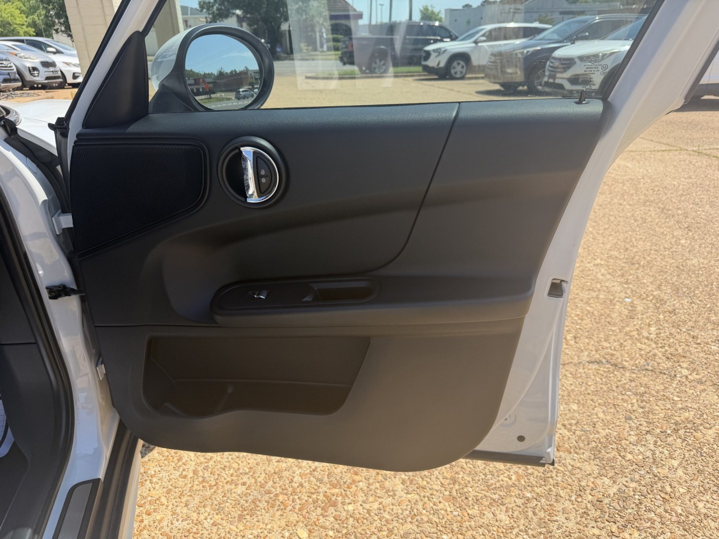 2018 WHITE MINI COUNTRYMAN BASE COUNTRYMAN BASE (WMZYS7C32J3) with an 1.5L 3CYL engine, located at 922 W. Beacon St., Philadelphia, MS, 39350, (601) 650-3675, 32.770447, -89.127151 - Photo#11