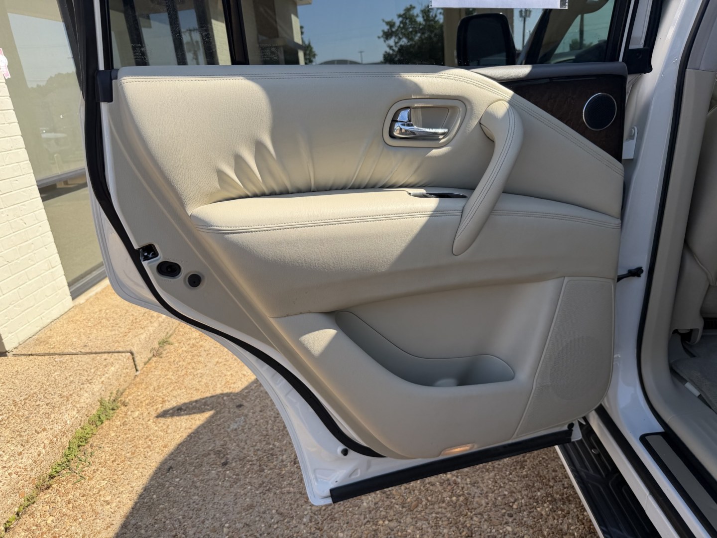 2012 WHITE INFINITI QX56 BASE (JN8AZ2NF3C9) , located at 922 W. Beacon St., Philadelphia, MS, 39350, (601) 650-3675, 32.770447, -89.127151 - Photo#12