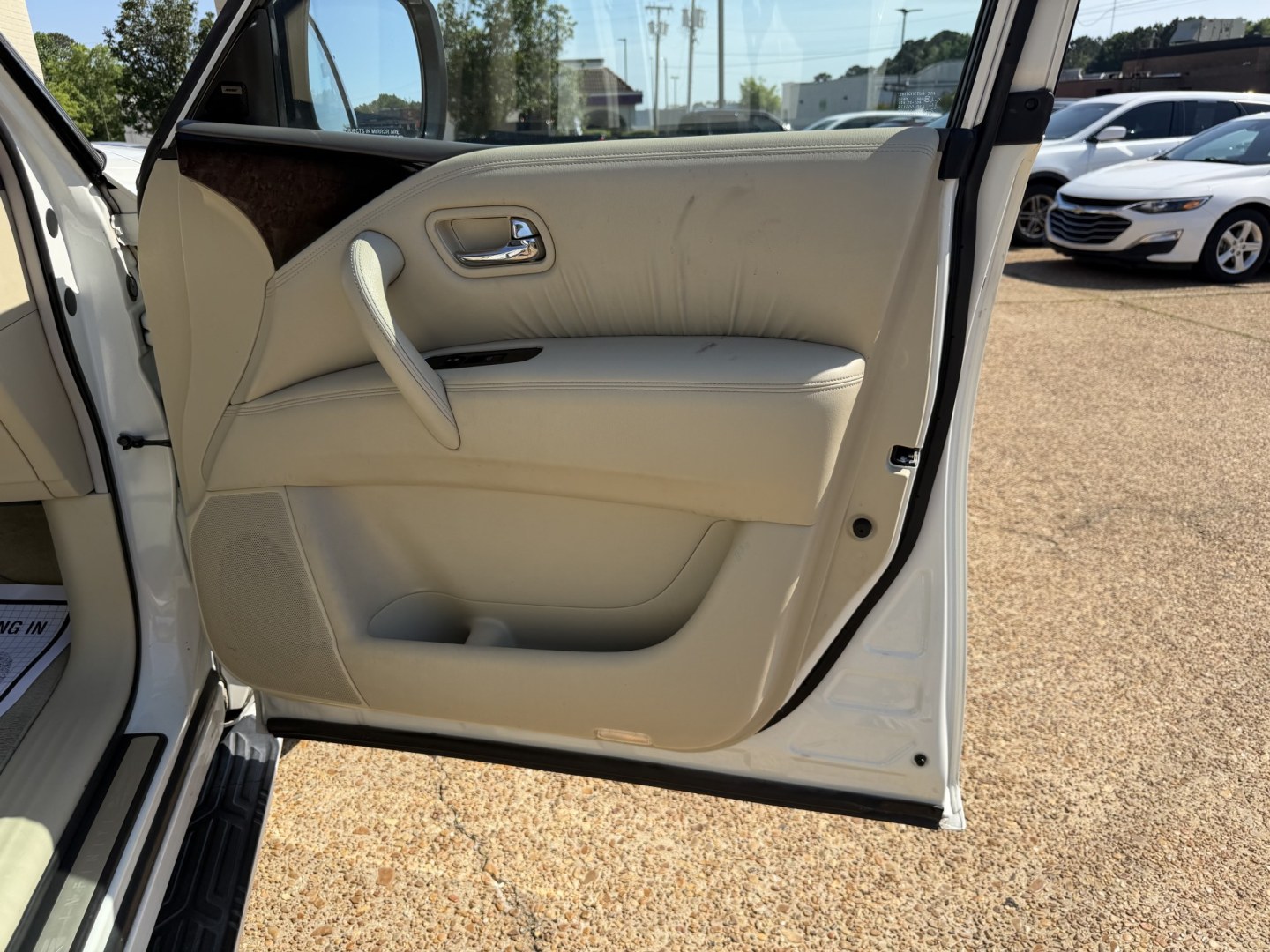 2012 WHITE INFINITI QX56 BASE (JN8AZ2NF3C9) , located at 922 W. Beacon St., Philadelphia, MS, 39350, (601) 650-3675, 32.770447, -89.127151 - Photo#11