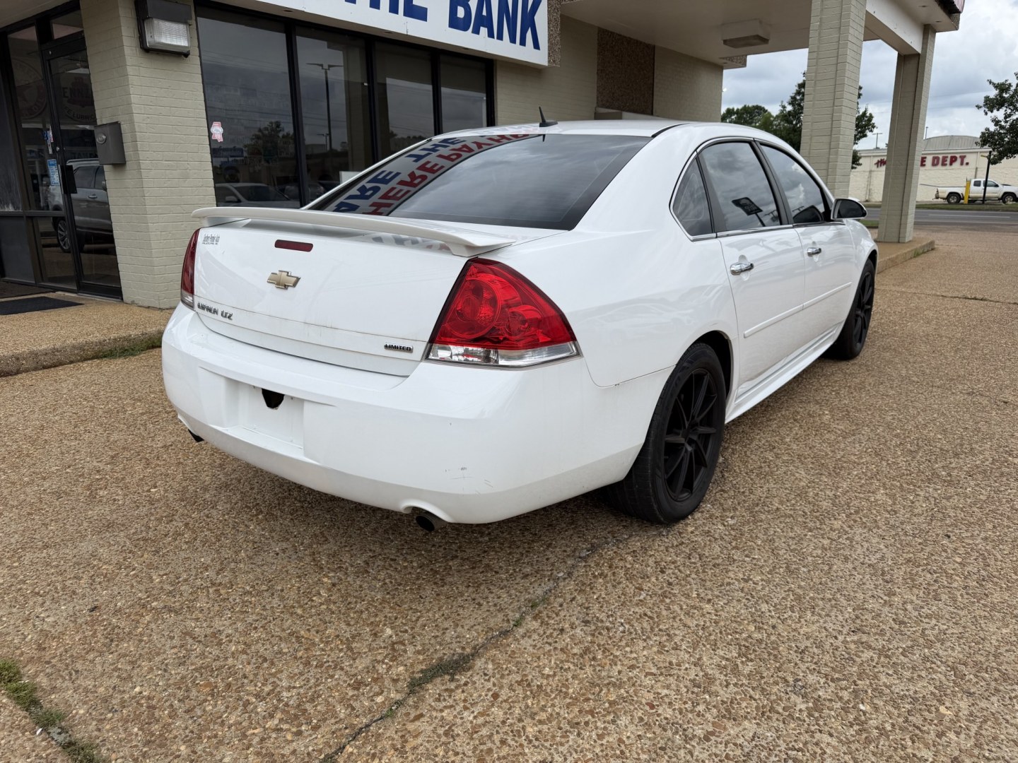 2015 WHITE CHEVROLET IMPALA LTZ (2G1WC5E31F1) , located at 922 W. Beacon St., Philadelphia, MS, 39350, (601) 650-3675, 32.770447, -89.127151- Photo#5
