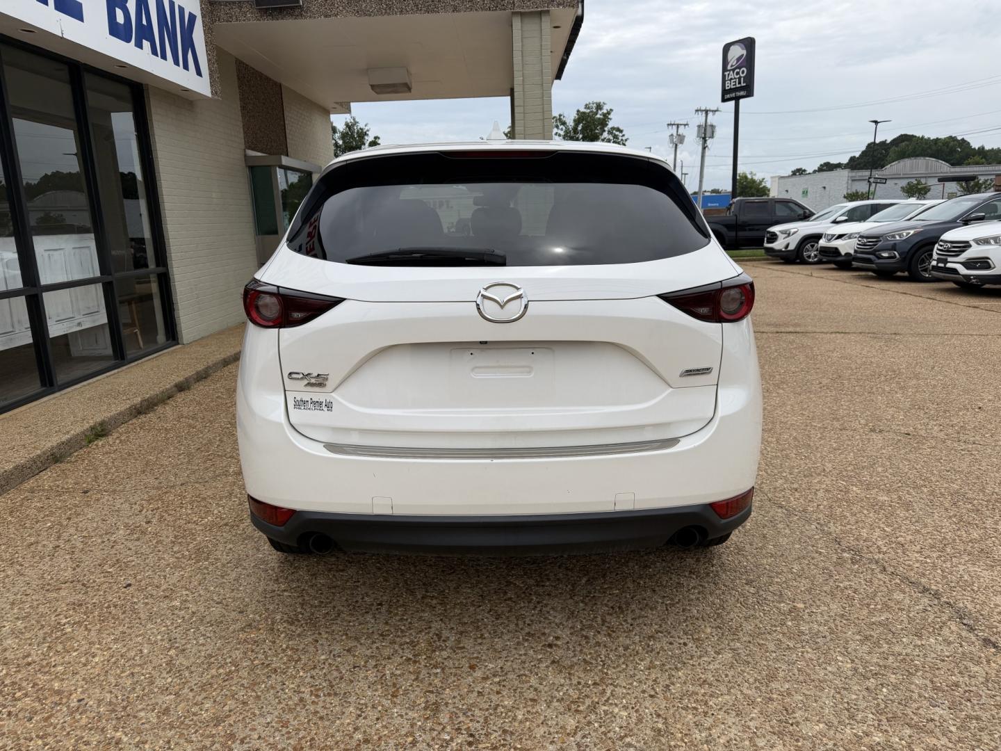 2017 WHITE MAZDA CX-5 TOURING TOURING (JM3KFBCL5H0) with an 2.5 L 4CYL engine, located at 922 W. Beacon St., Philadelphia, MS, 39350, (601) 650-3675, 32.770447, -89.127151- Photo#4