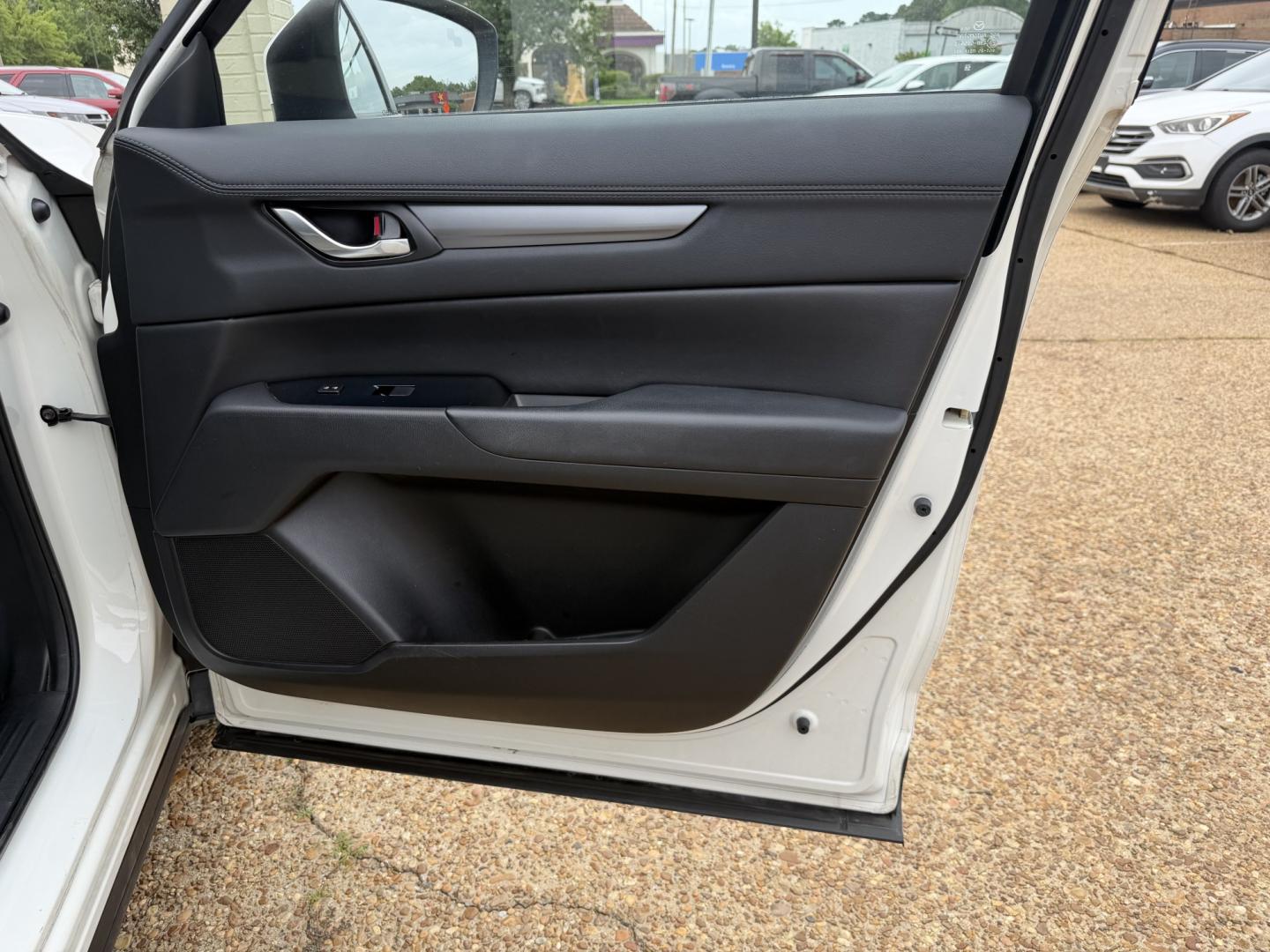2017 WHITE MAZDA CX-5 TOURING TOURING (JM3KFBCL5H0) with an 2.5 L 4CYL engine, located at 922 W. Beacon St., Philadelphia, MS, 39350, (601) 650-3675, 32.770447, -89.127151- Photo#10