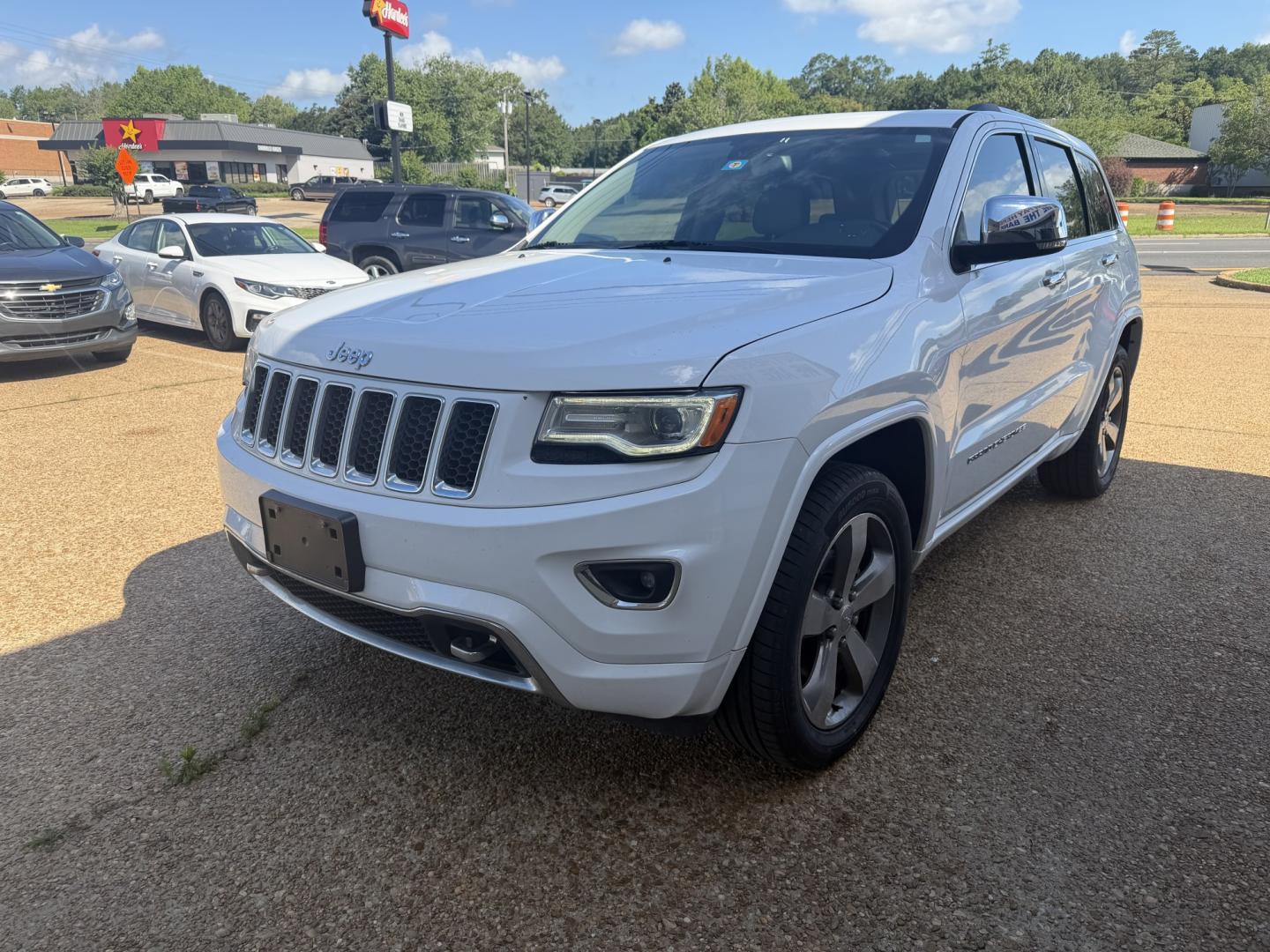 2016 WHITE JEEP GRAND CHEROKEE OVERL (1C4RJFCG6GC) , located at 922 W. Beacon St., Philadelphia, MS, 39350, (601) 650-3675, 32.770447, -89.127151- Photo#2