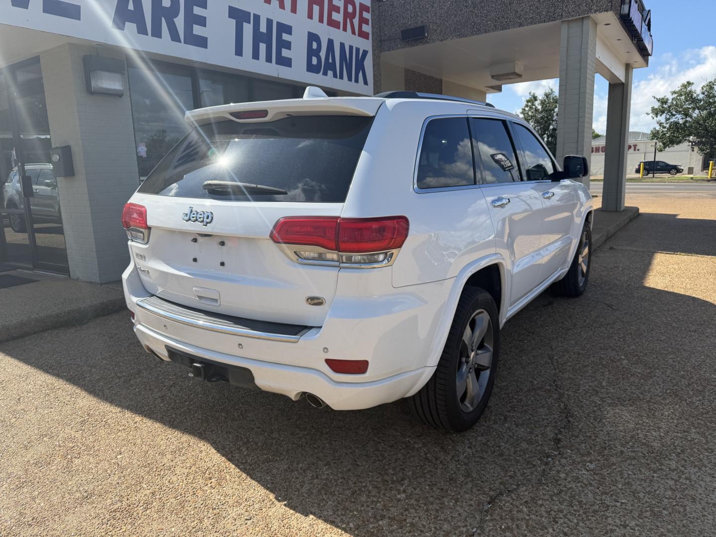 2016 WHITE JEEP GRAND CHEROKEE OVERL (1C4RJFCG6GC) , located at 922 W. Beacon St., Philadelphia, MS, 39350, (601) 650-3675, 32.770447, -89.127151- Photo#5