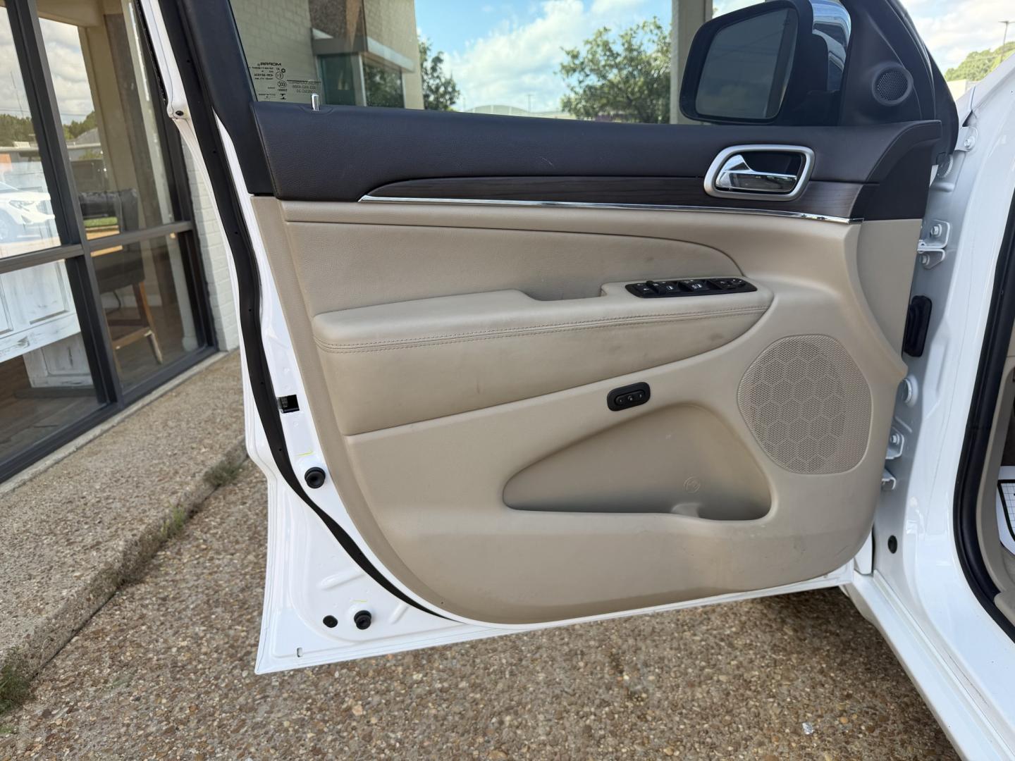 2016 WHITE JEEP GRAND CHEROKEE OVERL (1C4RJFCG6GC) , located at 922 W. Beacon St., Philadelphia, MS, 39350, (601) 650-3675, 32.770447, -89.127151- Photo#8
