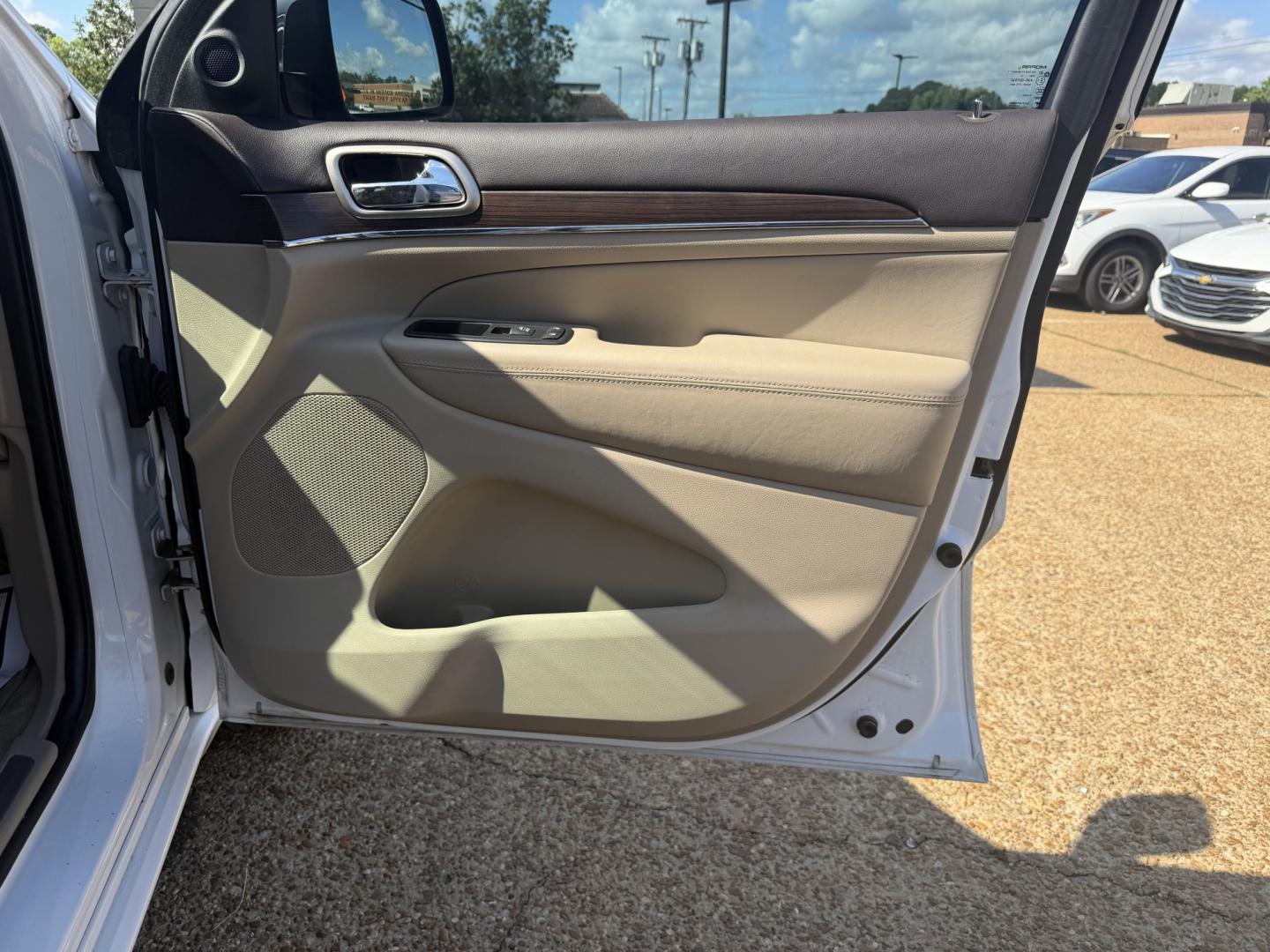 2016 WHITE JEEP GRAND CHEROKEE OVERL (1C4RJFCG6GC) , located at 922 W. Beacon St., Philadelphia, MS, 39350, (601) 650-3675, 32.770447, -89.127151- Photo#11