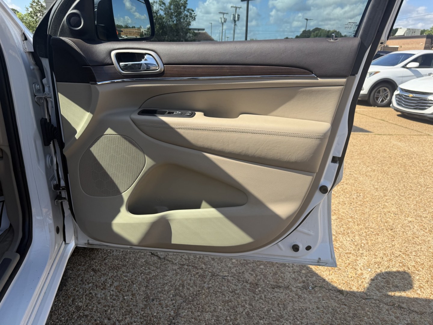 2016 WHITE JEEP GRAND CHEROKEE OVERL (1C4RJFCG6GC) , located at 922 W. Beacon St., Philadelphia, MS, 39350, (601) 650-3675, 32.770447, -89.127151 - Photo#11