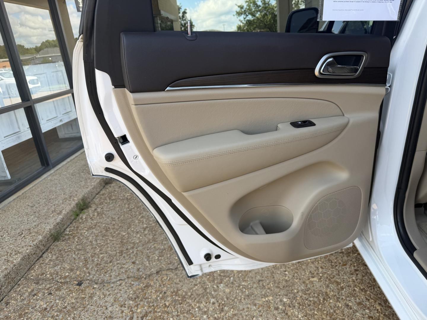 2016 WHITE JEEP GRAND CHEROKEE OVERL (1C4RJFCG6GC) , located at 922 W. Beacon St., Philadelphia, MS, 39350, (601) 650-3675, 32.770447, -89.127151- Photo#12