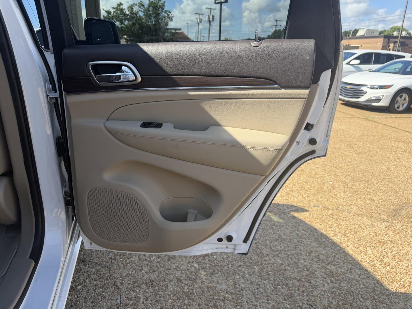 2016 WHITE JEEP GRAND CHEROKEE OVERL (1C4RJFCG6GC) , located at 922 W. Beacon St., Philadelphia, MS, 39350, (601) 650-3675, 32.770447, -89.127151- Photo#15