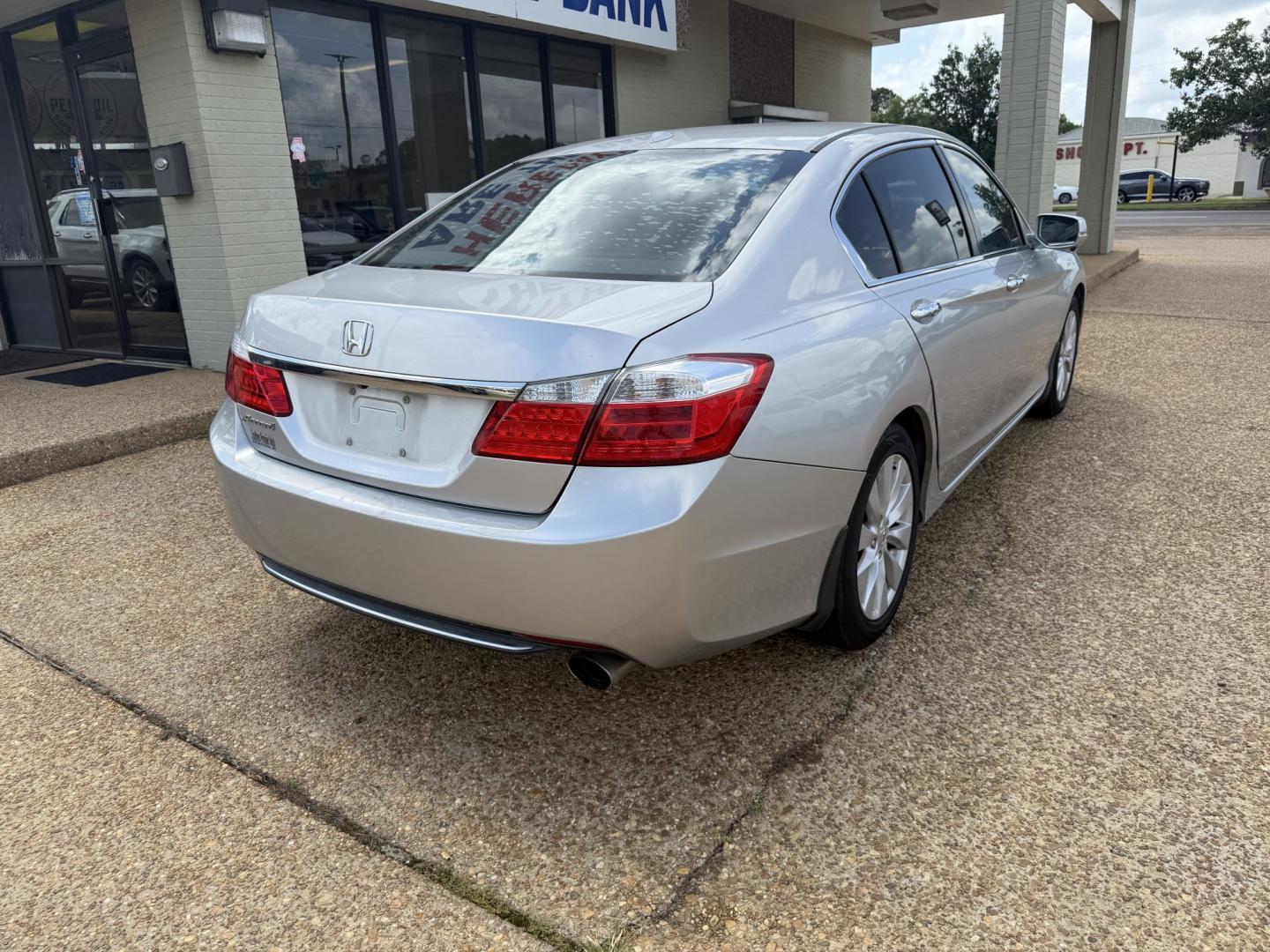 2014 SILVER HONDA ACCORD EX-L EX-L (1HGCR2F81EA) with an 2.4 L 4CYL engine, located at 922 W. Beacon St., Philadelphia, MS, 39350, (601) 650-3675, 32.770447, -89.127151- Photo#5