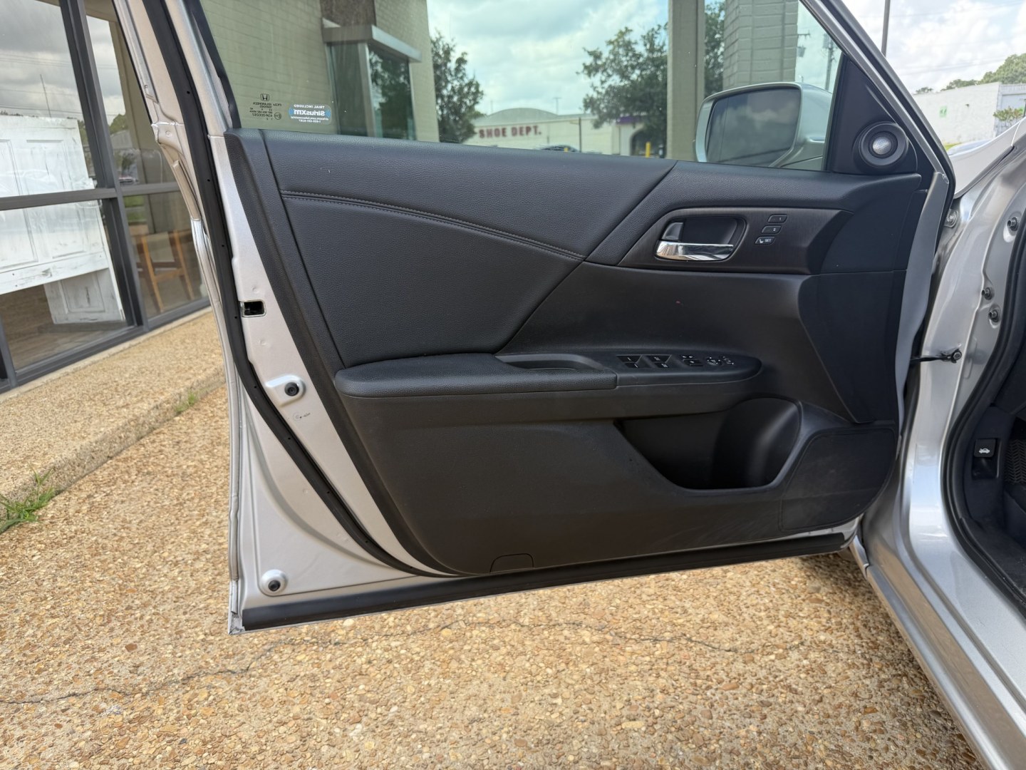 2014 SILVER HONDA ACCORD EX-L EX-L (1HGCR2F81EA) with an 2.4 L 4CYL engine, located at 922 W. Beacon St., Philadelphia, MS, 39350, (601) 650-3675, 32.770447, -89.127151- Photo#8