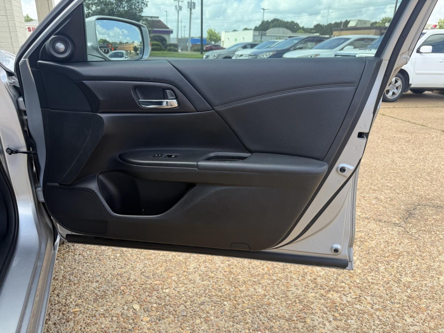 2014 SILVER HONDA ACCORD EX-L EX-L (1HGCR2F81EA) with an 2.4 L 4CYL engine, located at 922 W. Beacon St., Philadelphia, MS, 39350, (601) 650-3675, 32.770447, -89.127151- Photo#11