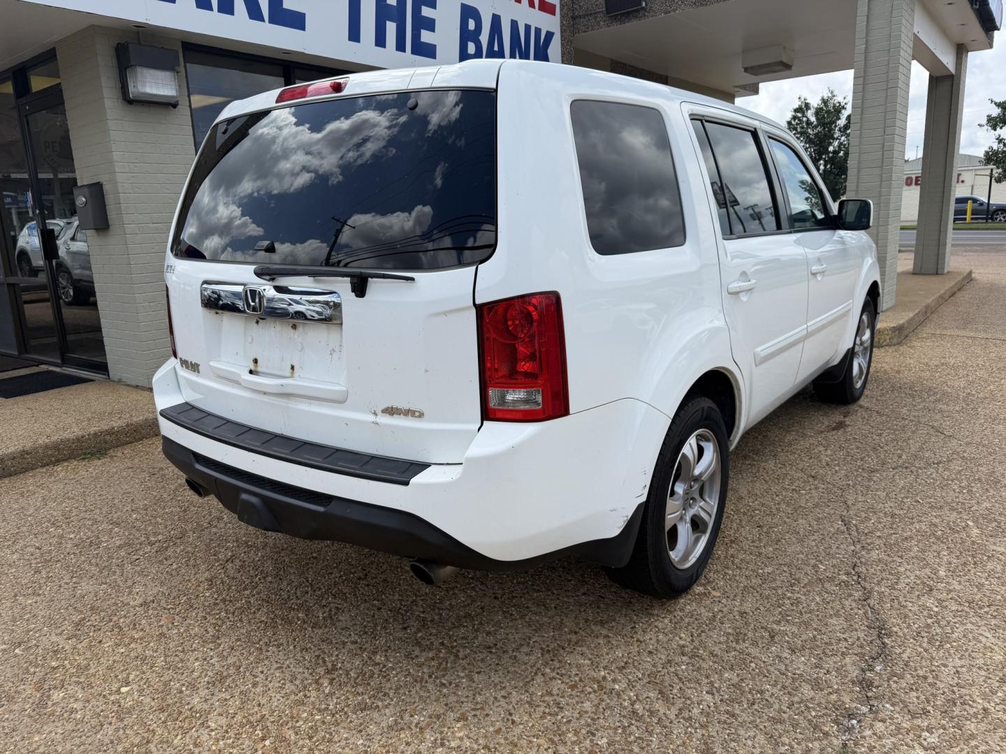 2015 WHITE HONDA PILOT EXL EX-L (5FNYF4H5XFB) with an 3.5L 6CYL engine, located at 922 W. Beacon St., Philadelphia, MS, 39350, (601) 650-3675, 32.770447, -89.127151- Photo#5