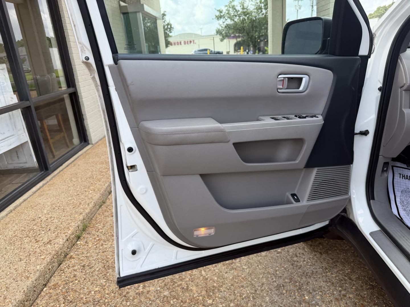 2015 WHITE HONDA PILOT EXL EX-L (5FNYF4H5XFB) with an 3.5L 6CYL engine, located at 922 W. Beacon St., Philadelphia, MS, 39350, (601) 650-3675, 32.770447, -89.127151- Photo#8