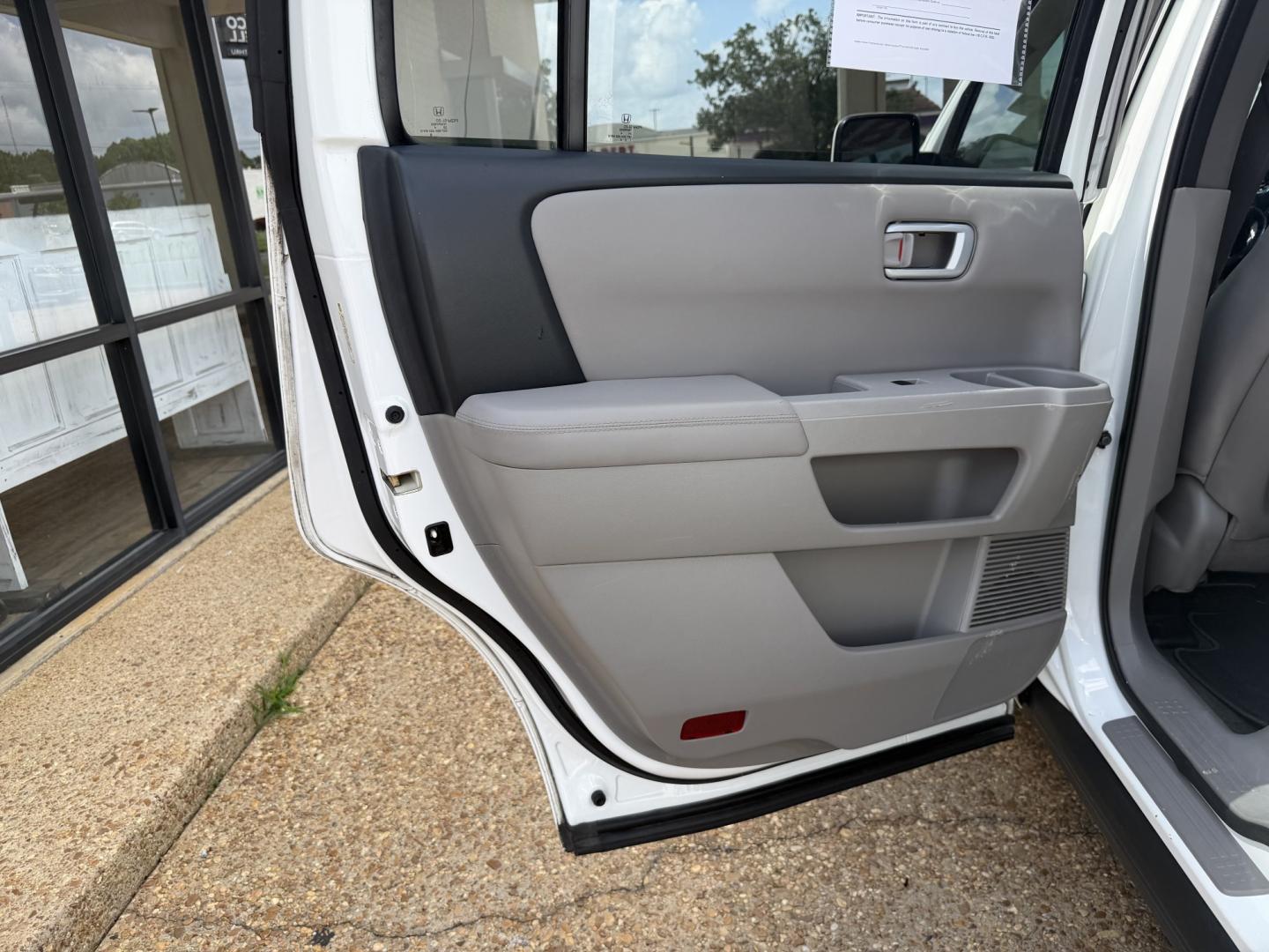 2015 WHITE HONDA PILOT EXL EX-L (5FNYF4H5XFB) with an 3.5L 6CYL engine, located at 922 W. Beacon St., Philadelphia, MS, 39350, (601) 650-3675, 32.770447, -89.127151- Photo#12