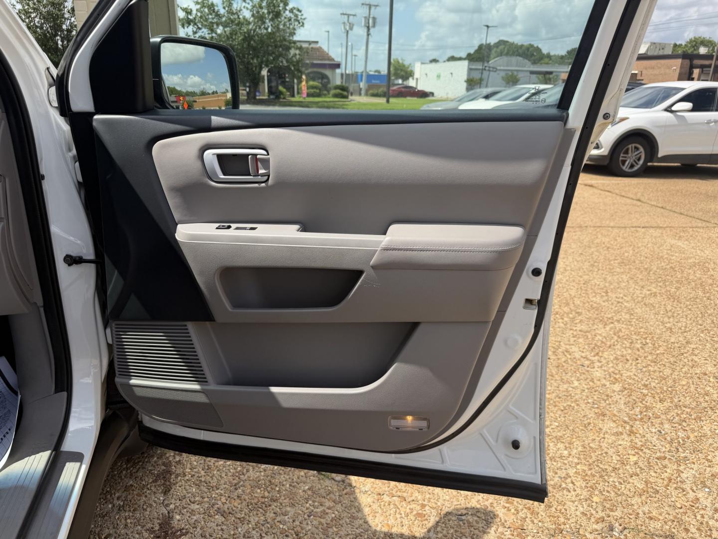 2015 WHITE HONDA PILOT EXL EX-L (5FNYF4H5XFB) with an 3.5L 6CYL engine, located at 922 W. Beacon St., Philadelphia, MS, 39350, (601) 650-3675, 32.770447, -89.127151- Photo#11