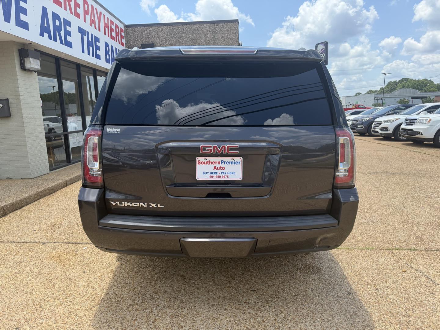 2017 GRAY GMC YUKON XL SLE XL SLE (1GKS2FKC6HR) with an 5.3L 8 CYL engine, located at 922 W. Beacon St., Philadelphia, MS, 39350, (601) 650-3675, 32.770447, -89.127151- Photo#4