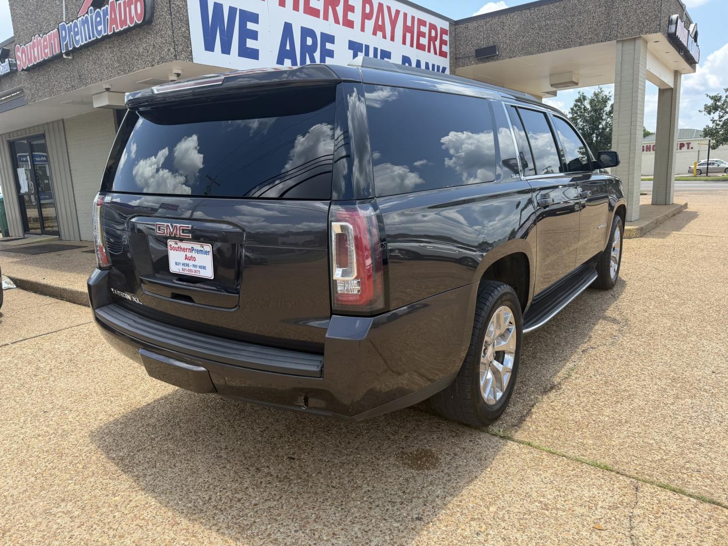 2017 GRAY GMC YUKON XL SLE XL SLE (1GKS2FKC6HR) with an 5.3L 8 CYL engine, located at 922 W. Beacon St., Philadelphia, MS, 39350, (601) 650-3675, 32.770447, -89.127151- Photo#5