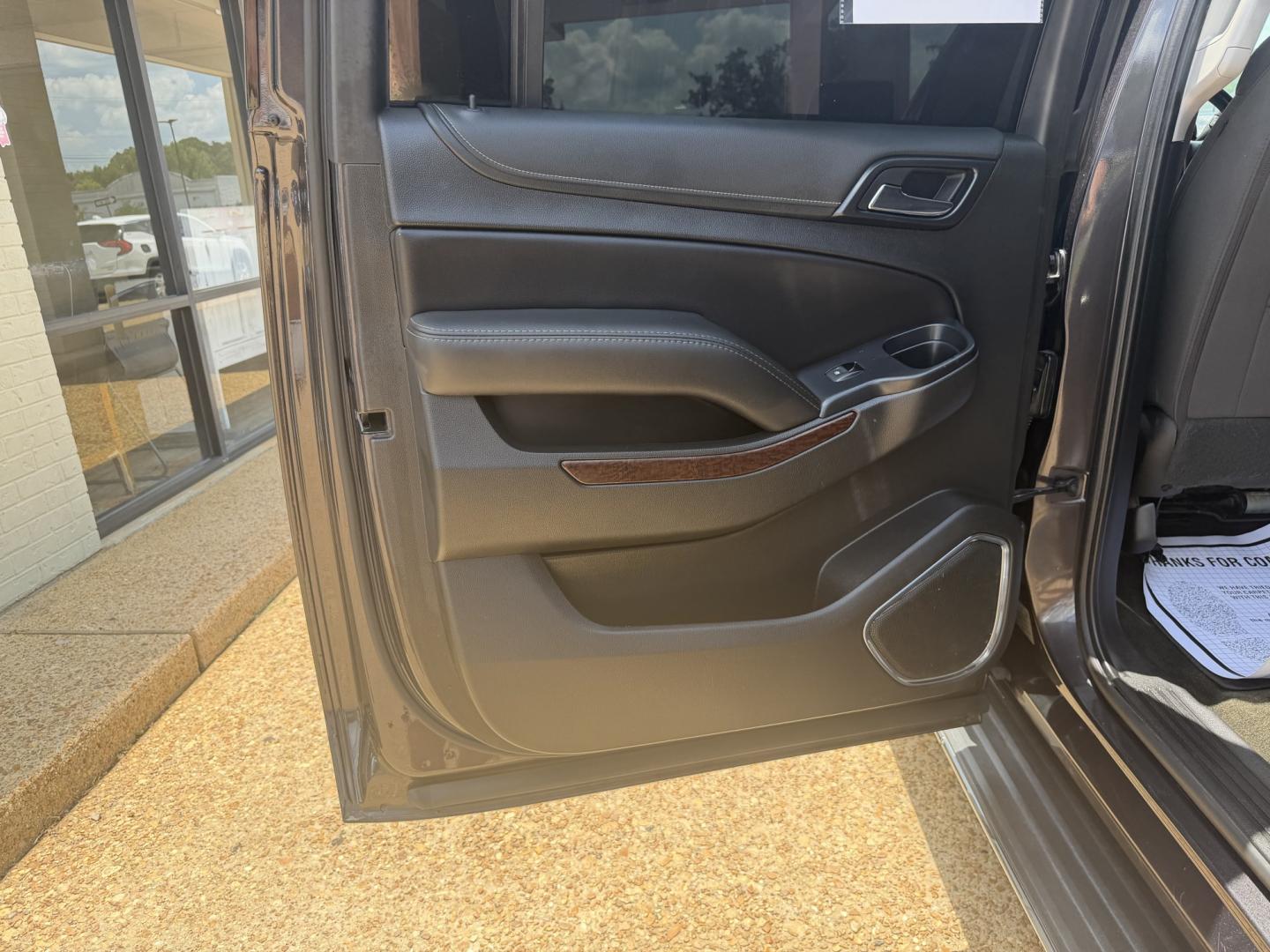 2017 GRAY GMC YUKON XL SLE XL SLE (1GKS2FKC6HR) with an 5.3L 8 CYL engine, located at 922 W. Beacon St., Philadelphia, MS, 39350, (601) 650-3675, 32.770447, -89.127151- Photo#12