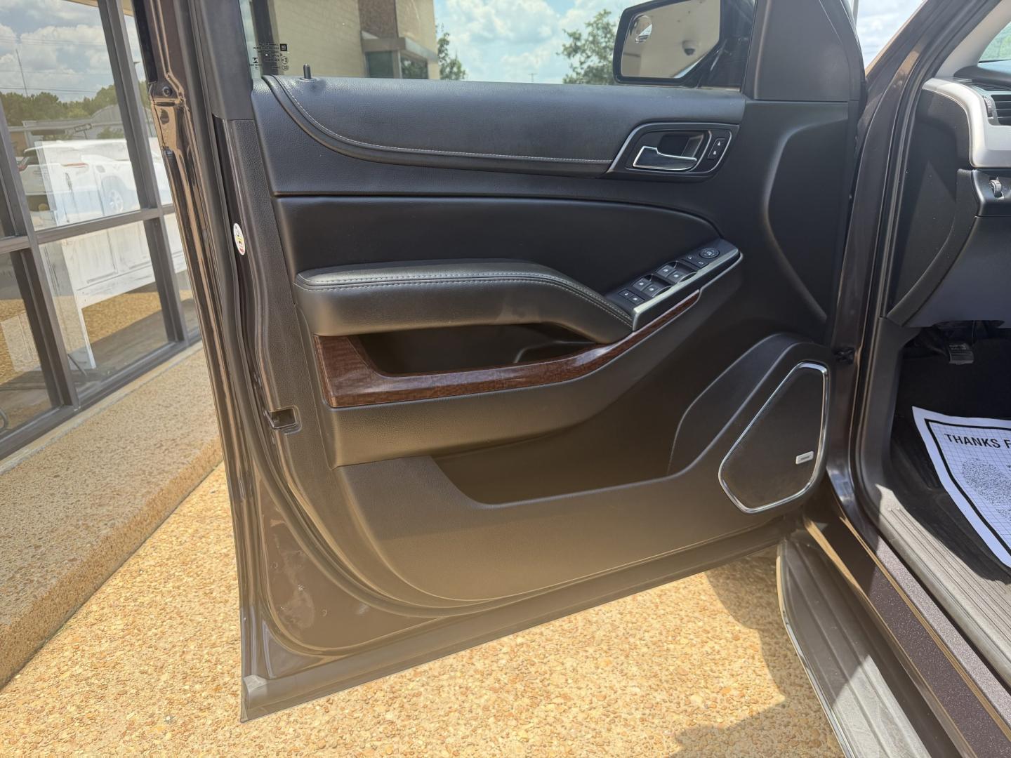 2017 GRAY GMC YUKON XL SLE XL SLE (1GKS2FKC6HR) with an 5.3L 8 CYL engine, located at 922 W. Beacon St., Philadelphia, MS, 39350, (601) 650-3675, 32.770447, -89.127151- Photo#8