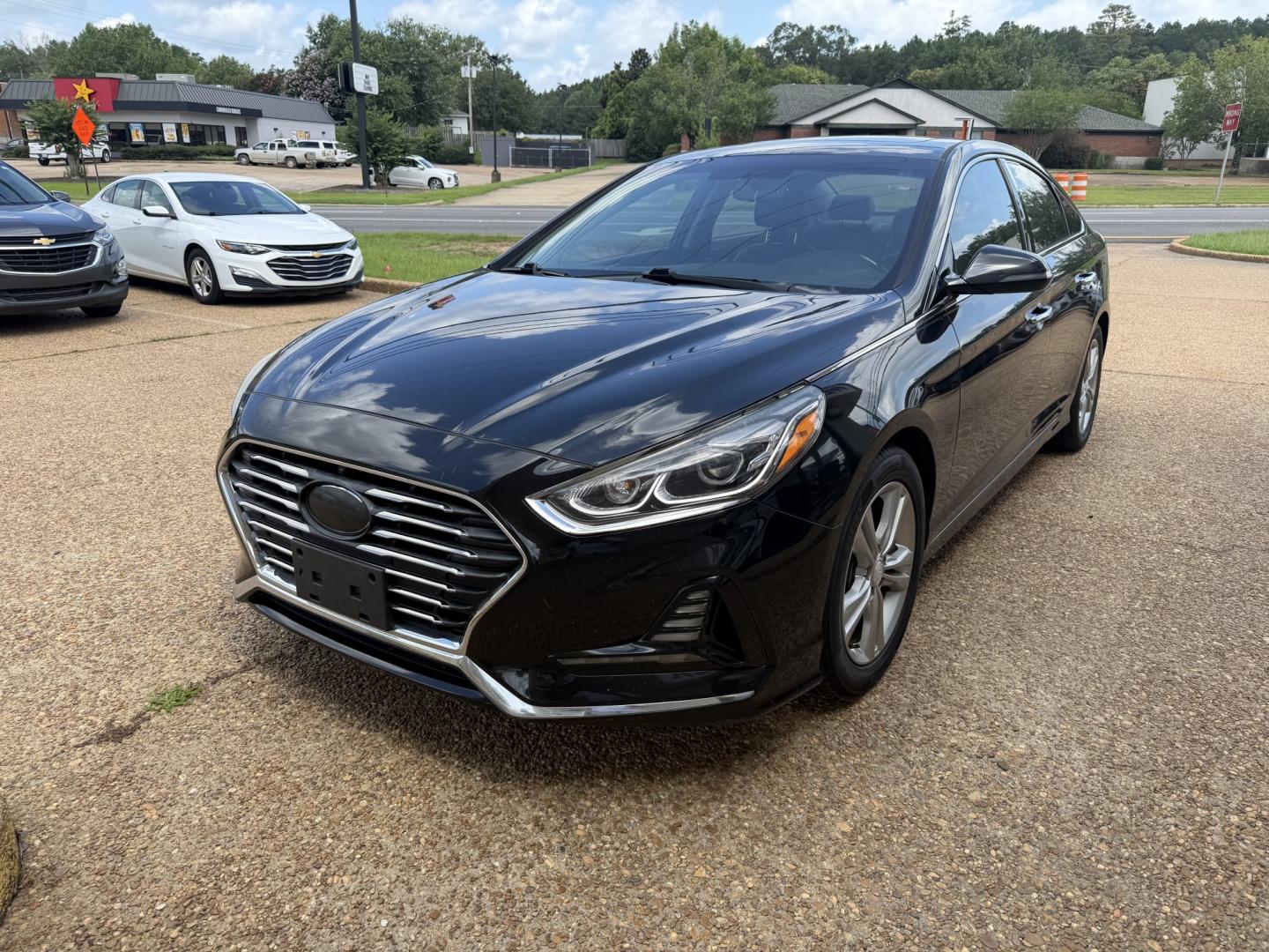 2018 BLACK HYUNDAI SONATA LIMITED (5NPE34AF3JH) , located at 922 W. Beacon St., Philadelphia, MS, 39350, (601) 650-3675, 32.770447, -89.127151- Photo#2