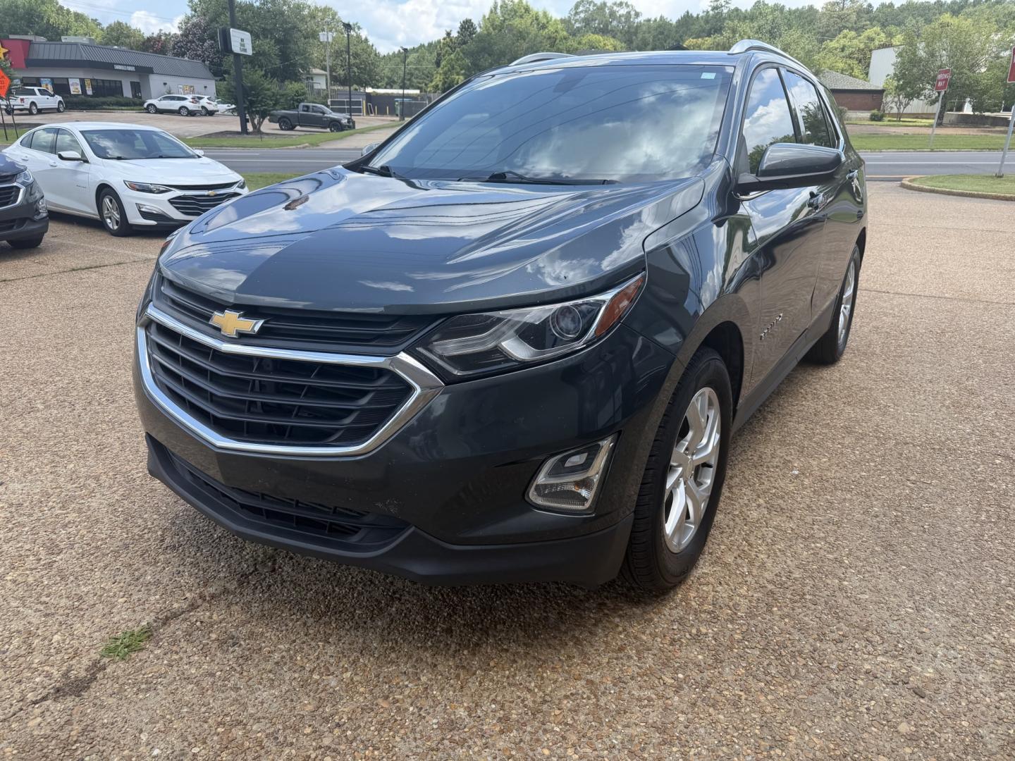 2018 GRAY CHEVROLET EQUINOX LT (2LT) LT (3GNAXKEX6JS) with an 2.0 4 CYL engine, located at 922 W. Beacon St., Philadelphia, MS, 39350, (601) 650-3675, 32.770447, -89.127151- Photo#2