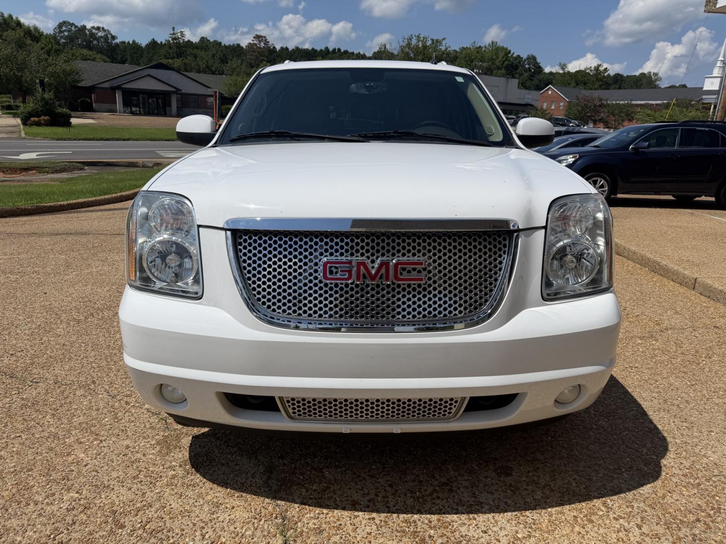 2013 WHITE GMC YUKON XL DENALI (1GKS2MEF2DR) , located at 922 W. Beacon St., Philadelphia, MS, 39350, (601) 650-3675, 32.770447, -89.127151- Photo#1