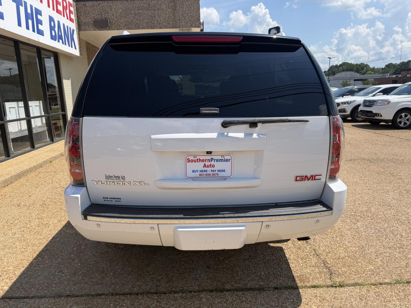 2013 WHITE GMC YUKON XL DENALI (1GKS2MEF2DR) , located at 922 W. Beacon St., Philadelphia, MS, 39350, (601) 650-3675, 32.770447, -89.127151- Photo#4