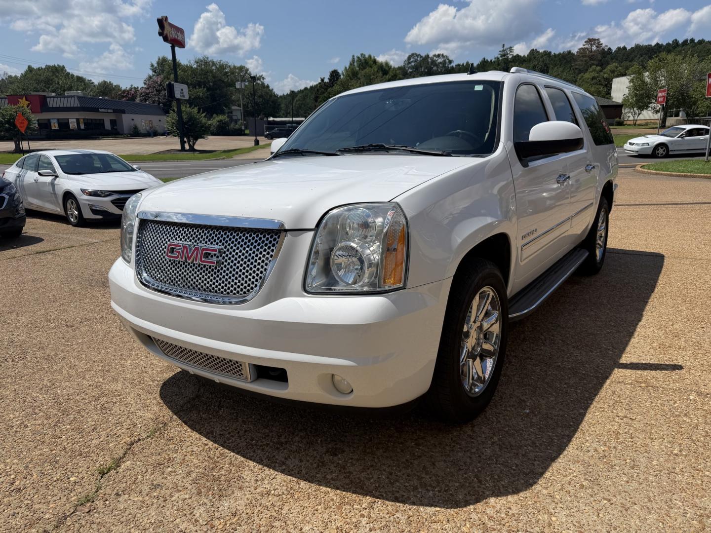 2013 WHITE GMC YUKON XL DENALI (1GKS2MEF2DR) , located at 922 W. Beacon St., Philadelphia, MS, 39350, (601) 650-3675, 32.770447, -89.127151- Photo#2