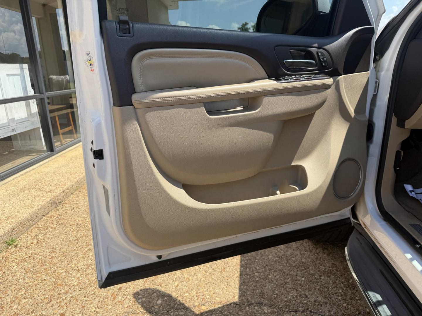 2013 WHITE GMC YUKON XL DENALI (1GKS2MEF2DR) , located at 922 W. Beacon St., Philadelphia, MS, 39350, (601) 650-3675, 32.770447, -89.127151- Photo#8