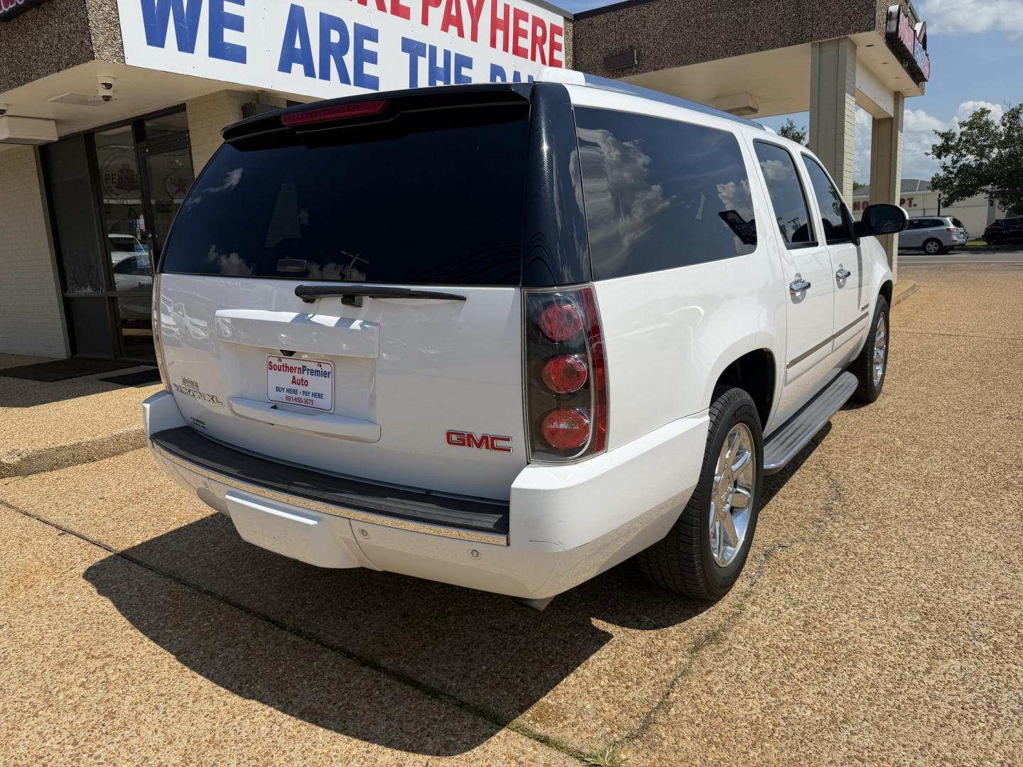 2013 WHITE GMC YUKON XL DENALI (1GKS2MEF2DR) , located at 922 W. Beacon St., Philadelphia, MS, 39350, (601) 650-3675, 32.770447, -89.127151- Photo#5