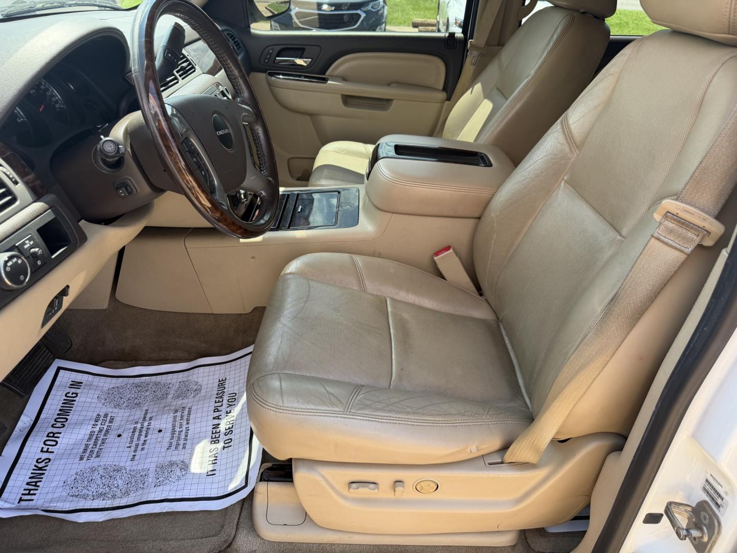 2013 WHITE GMC YUKON XL DENALI (1GKS2MEF2DR) , located at 922 W. Beacon St., Philadelphia, MS, 39350, (601) 650-3675, 32.770447, -89.127151- Photo#9