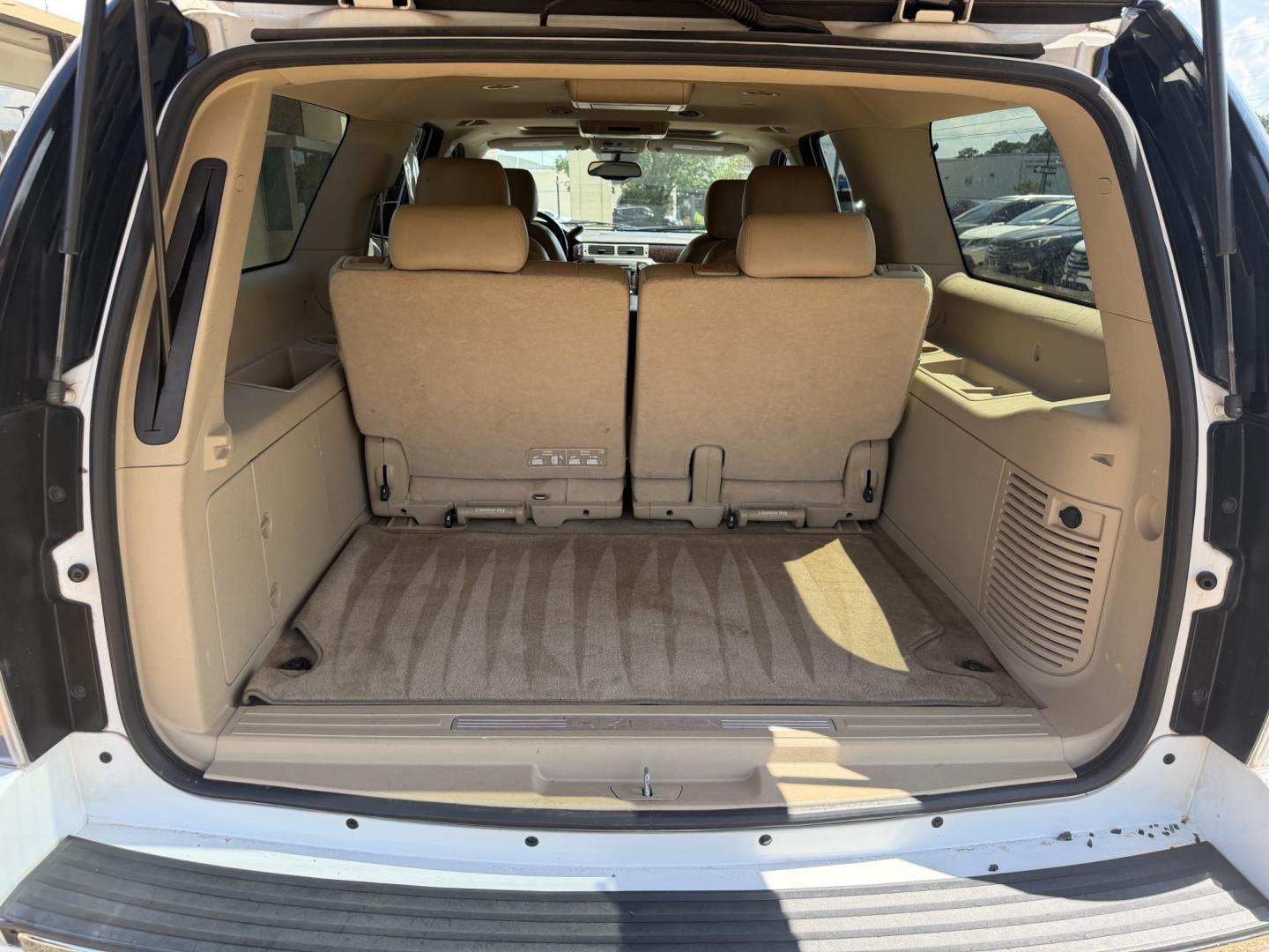 2013 WHITE GMC YUKON XL DENALI (1GKS2MEF2DR) , located at 922 W. Beacon St., Philadelphia, MS, 39350, (601) 650-3675, 32.770447, -89.127151- Photo#19