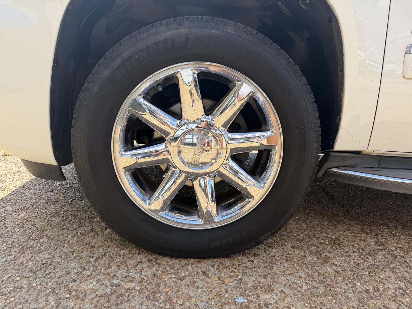 2013 WHITE GMC YUKON XL DENALI (1GKS2MEF2DR) , located at 922 W. Beacon St., Philadelphia, MS, 39350, (601) 650-3675, 32.770447, -89.127151- Photo#7