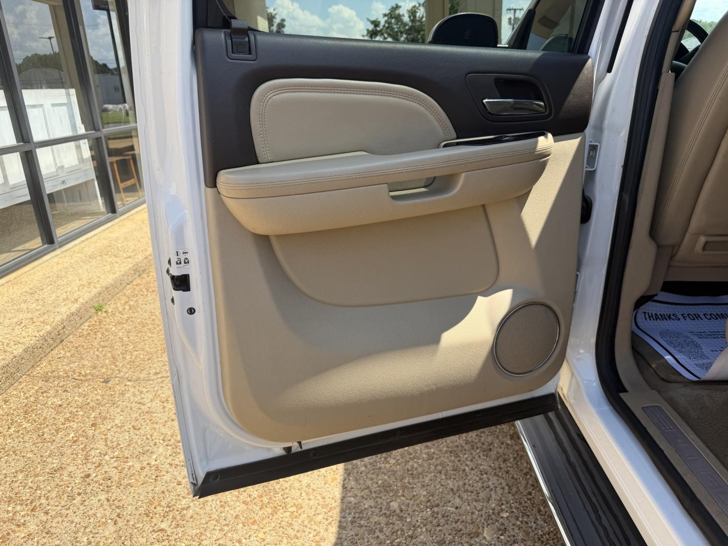 2013 WHITE GMC YUKON XL DENALI (1GKS2MEF2DR) , located at 922 W. Beacon St., Philadelphia, MS, 39350, (601) 650-3675, 32.770447, -89.127151- Photo#12