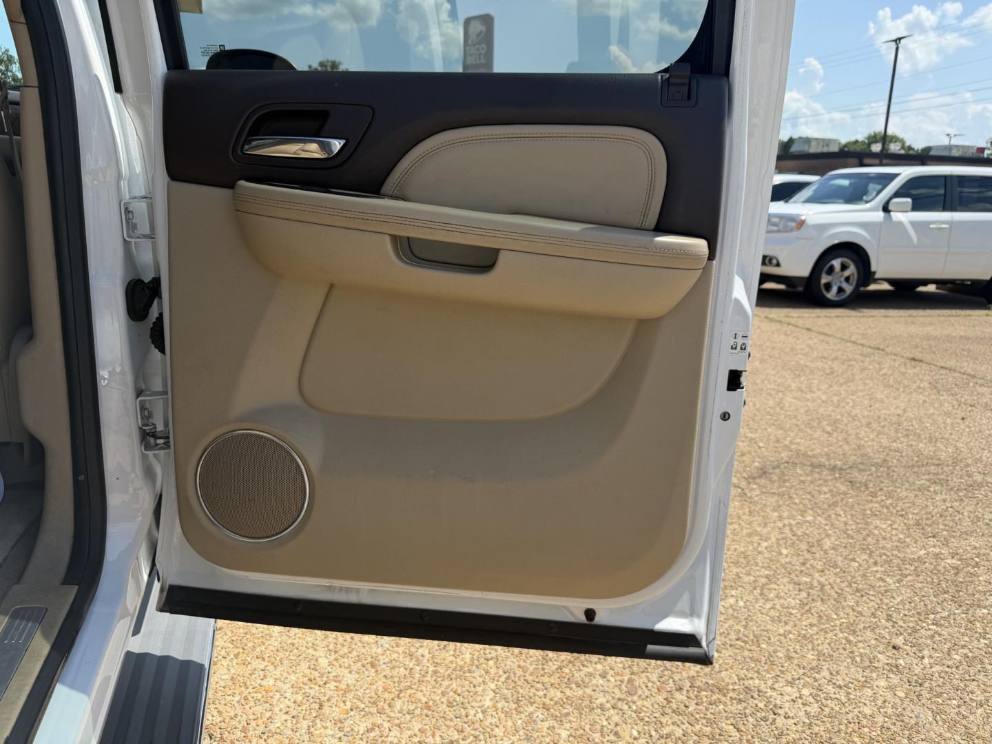 2013 WHITE GMC YUKON XL DENALI (1GKS2MEF2DR) , located at 922 W. Beacon St., Philadelphia, MS, 39350, (601) 650-3675, 32.770447, -89.127151- Photo#15