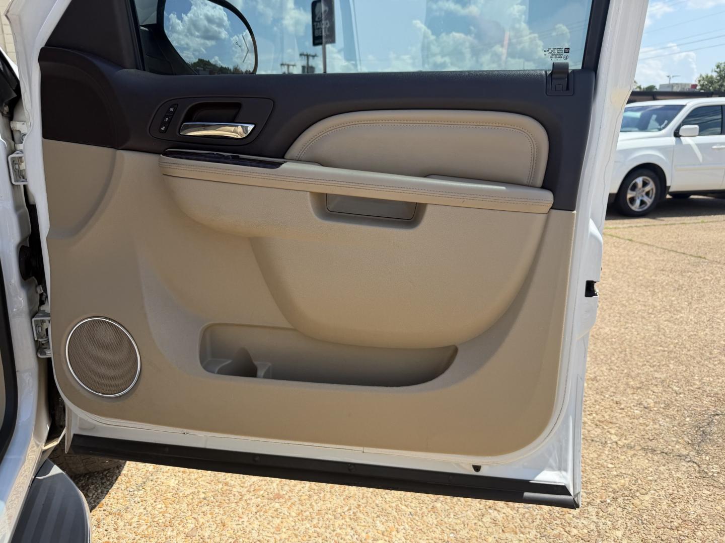 2013 WHITE GMC YUKON XL DENALI (1GKS2MEF2DR) , located at 922 W. Beacon St., Philadelphia, MS, 39350, (601) 650-3675, 32.770447, -89.127151- Photo#11