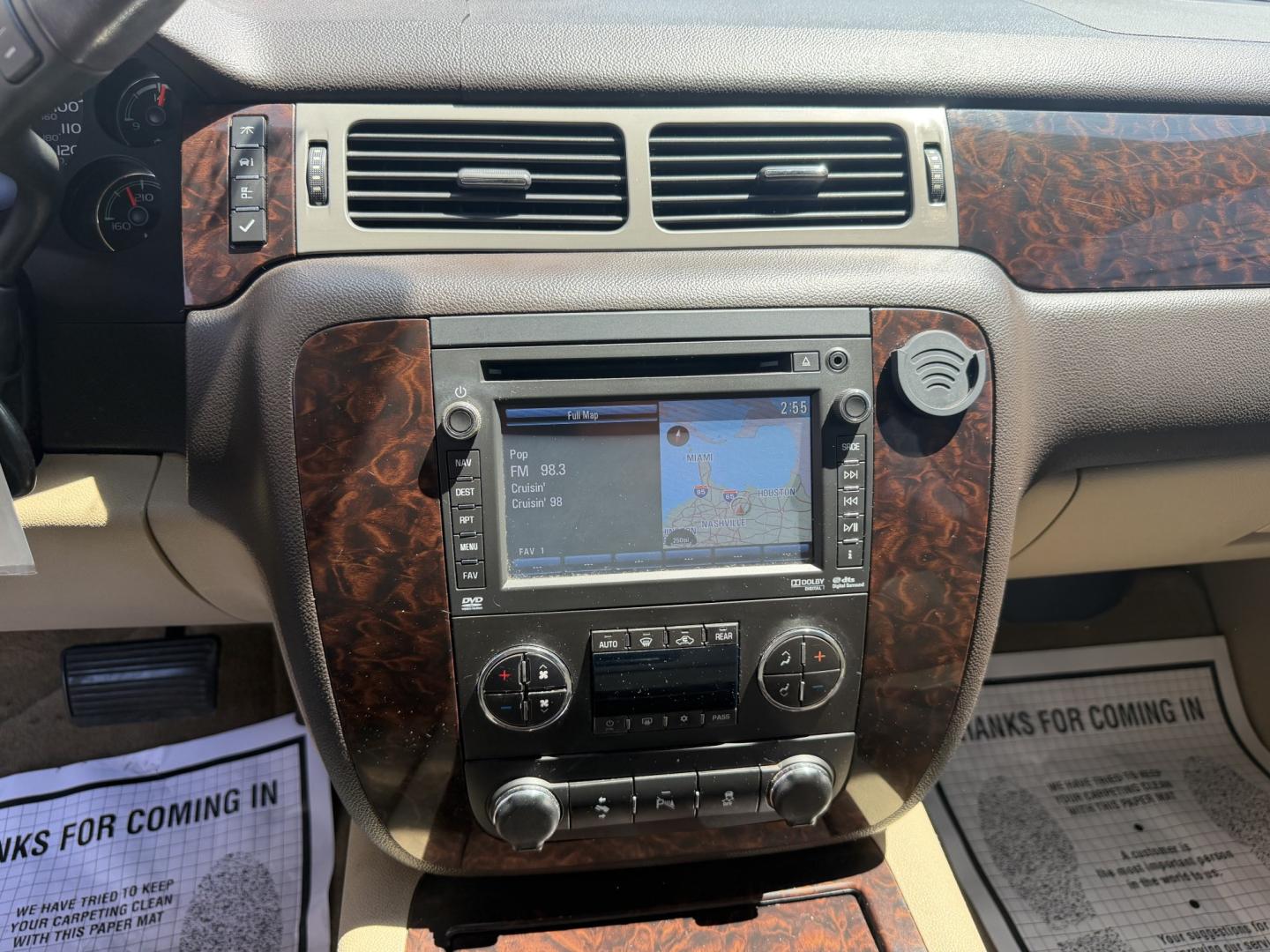 2013 WHITE GMC YUKON XL DENALI (1GKS2MEF2DR) , located at 922 W. Beacon St., Philadelphia, MS, 39350, (601) 650-3675, 32.770447, -89.127151- Photo#17