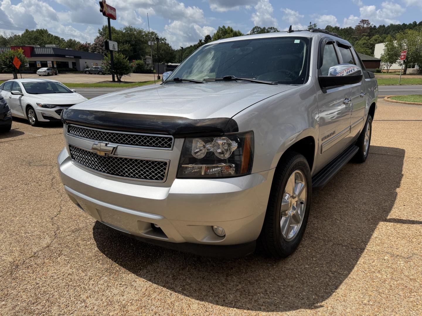 2011 SILVER CHEVROLET AVALANCHE LS (3GNMCEE08BG) , located at 922 W. Beacon St., Philadelphia, MS, 39350, (601) 650-3675, 32.770447, -89.127151- Photo#2