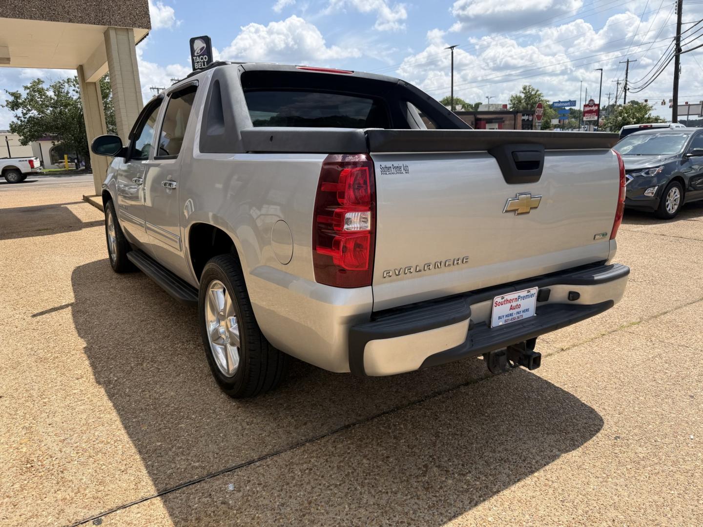 2011 SILVER CHEVROLET AVALANCHE LS (3GNMCEE08BG) , located at 922 W. Beacon St., Philadelphia, MS, 39350, (601) 650-3675, 32.770447, -89.127151- Photo#3